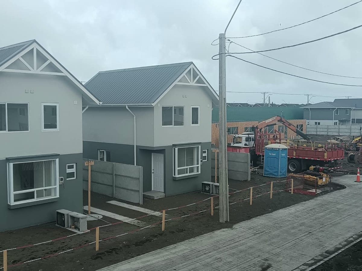 Viviendas en construcción con cubierta metálica terminada