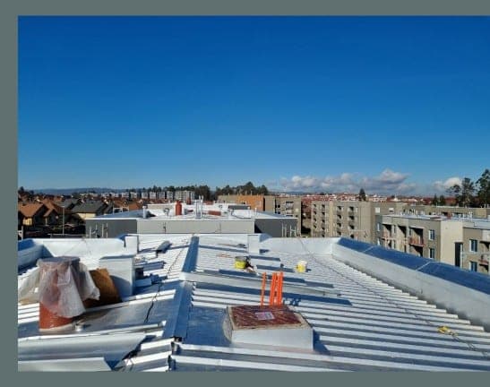 Vista de cubierta metálica sobre edificio habitacional
