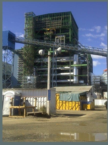 Estructura industrial en montaje con andamios