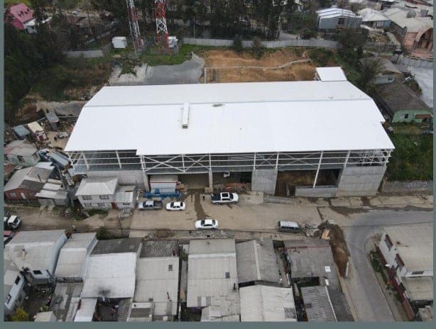 Vista aérea de galpón industrial con cubierta terminada