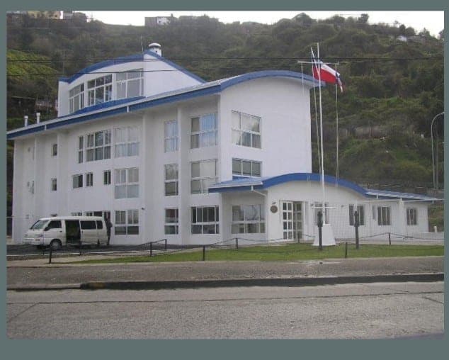 Edificio institucional con cubierta y revestimiento metálico