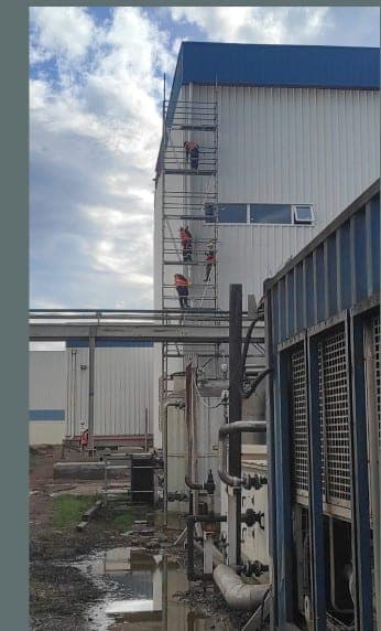 Trabajo en altura sobre andamio en faena industrial